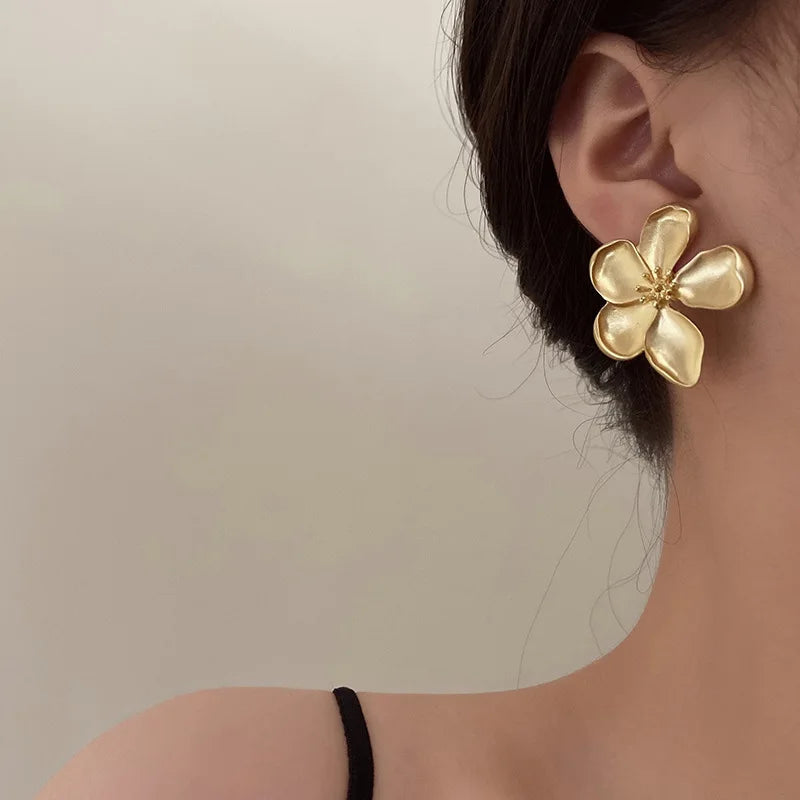 Gold Color Matte Texture Metal Flower Retro Earrings for Women Girls Fashion Party Jewelry Gifts 2024